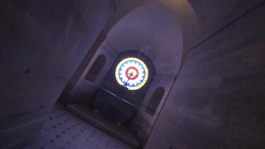 Gizemli Dini Sembol Koridorun aşağısında
