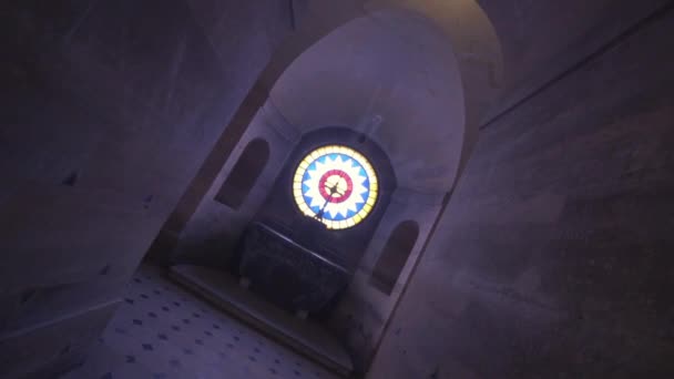 Tajemné náboženské symboly na konci chodby — Stock video