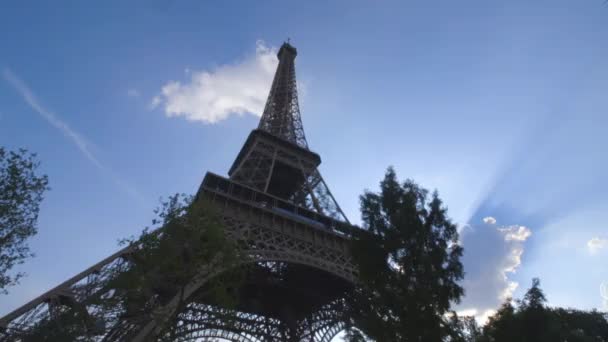 Eiffelturm mit Sonnenstrahlen dahinter — Stockvideo