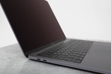 Minsk, Belarus - 30 Eylül 2019: Yeni Macbook Pro renk uzayı grisi