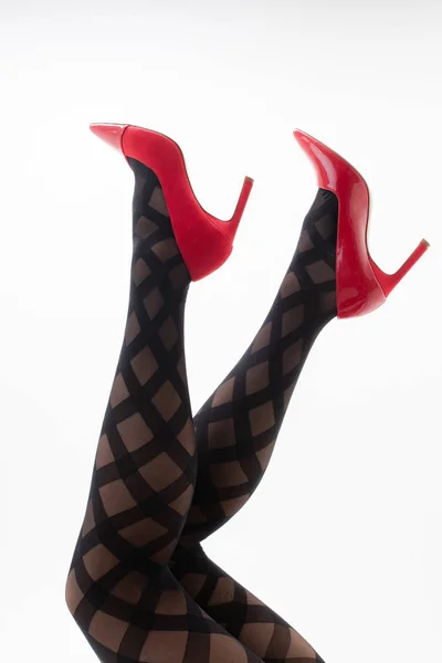 Ноги Девушки Колготках Красными Туфлями Белом Фоне — стоковое фото