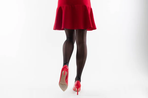 Detailní Záběr Dívčí Nohy Namalované Punčocháče Podpatcích Červených Šatech Bílém — Stock fotografie