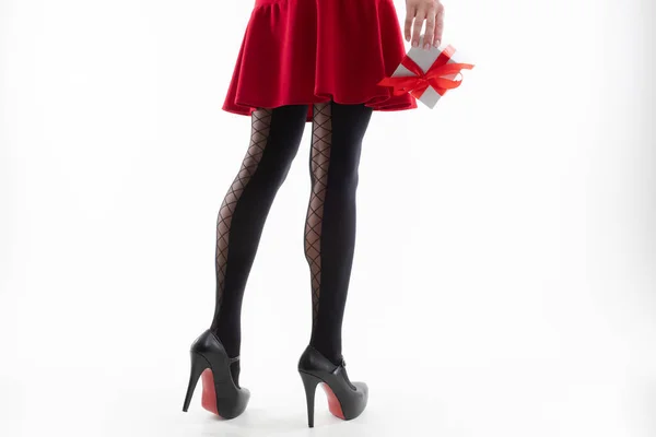 Ένα Κορίτσι Ένα Κόκκινο Φόρεμα Και Όμορφο Καλσόν Κρατώντας Ένα — Φωτογραφία Αρχείου