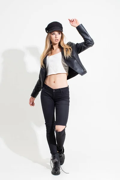 Flicka Skinnjacka Och Svarta Byxor Poserar Vit Bakgrund Modefotografering — Stockfoto