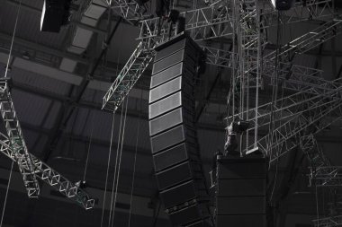 Profesyonel hoparlörler. Performans veya konserler için ekipman kurulumu
