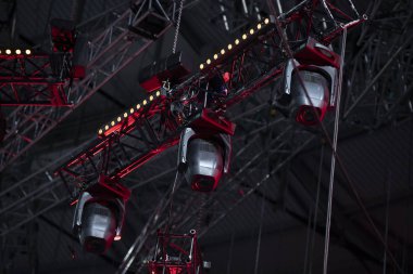 Işık cihazı. Performans veya konserler için ekipman kurulumu