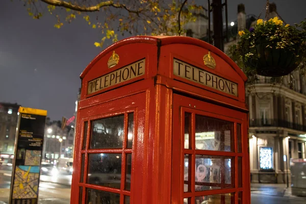 Londyn Anglia Listopada 2019 Czerwona Budka Telefoniczna Londyńskiej Ulicy — Zdjęcie stockowe