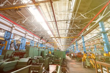 Fabrikadaki büyük araçlar için üretim hattı