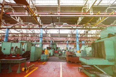 Fabrikadaki büyük araçlar için üretim hattı
