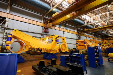 Fabrikadaki büyük araçlar için üretim hattı