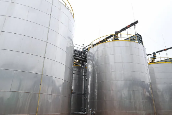 Grandes Tanques Almacenamiento Metales Para Productos Petrolíferos — Foto de Stock