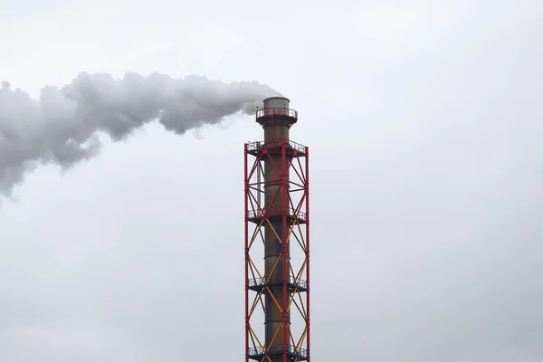 Tubulação Metal Partir Qual Vem Fumaça Branca Contra Céu Cinza — Fotografia de Stock