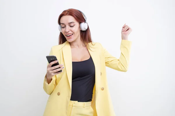 Une Fille Aux Cheveux Roux Costume Jaune Écoute Musique Dans — Photo