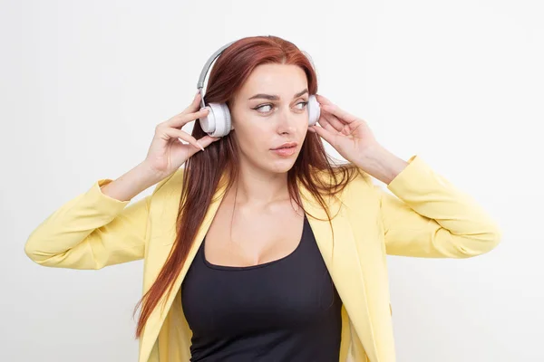 Une Fille Rousse Costume Jaune Écoute Musique — Photo