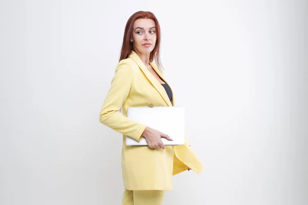 Rothaarige Mädchen Einem Gelben Anzug Mit Einem Laptop Auf Weißem — Stockfoto