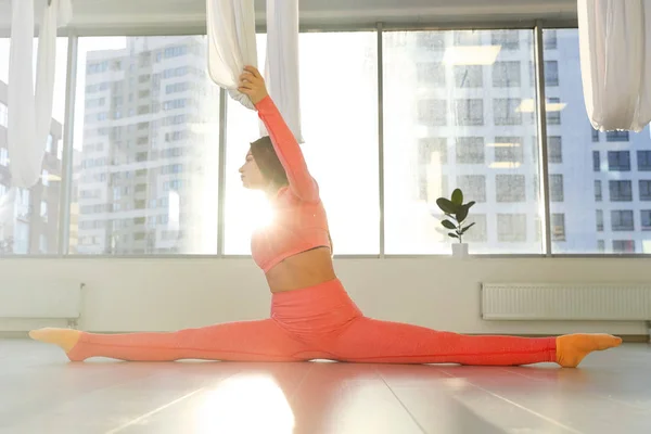 Una Chica Chándal Está Haciendo Estiramiento Suelo Estudio Yoga —  Fotos de Stock