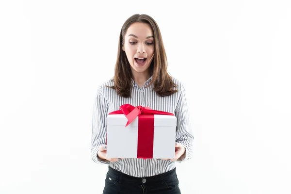 Afortunada Niña Recibió Regalo Una Caja Blanca Con Una Cinta — Foto de Stock