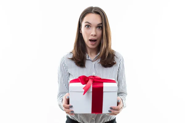 Retrato Una Chica Sorprendida Que Recibió Regalo Una Caja Blanca — Foto de Stock