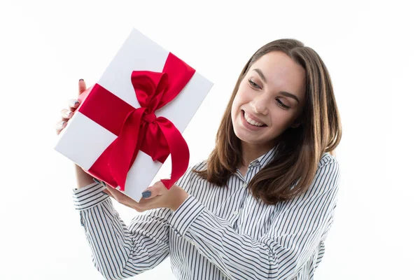 Afortunada Niña Recibió Regalo Una Caja Blanca Con Una Cinta — Foto de Stock