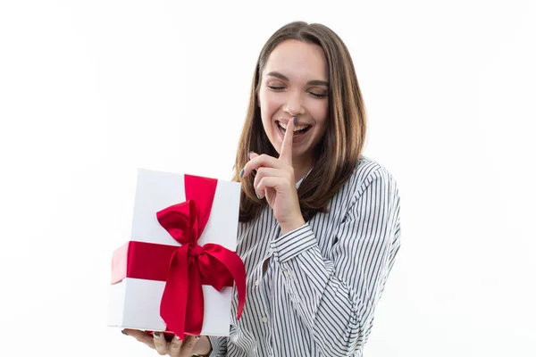 Chica Hace Una Sorpresa Dando Una Caja Con Regalo —  Fotos de Stock