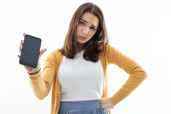 Güzel kız, bozuk telefon yüzünden üzgün.