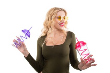 İki kokteyl bardağıyla poz veren seksi sarışın. İzole edilmiş