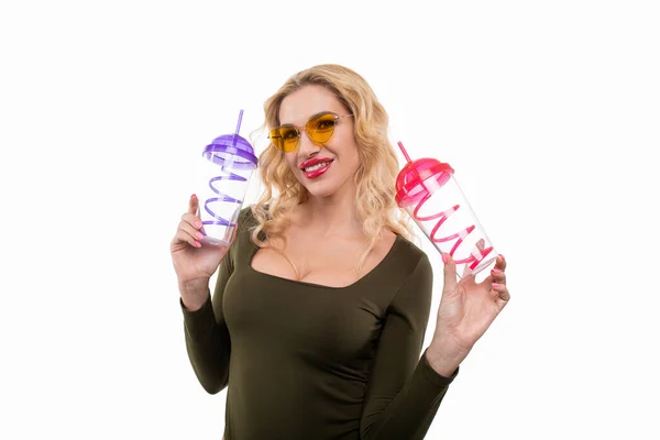 Sexy Rubia Posando Con Dos Copas Cóctel Aislado — Foto de Stock