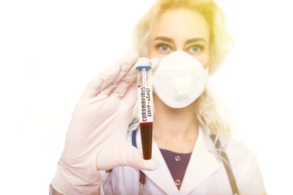 Doctora Sostiene Tubo Prueba Con Sangre Que Encontró Coronavirus Tonificado — Foto de Stock