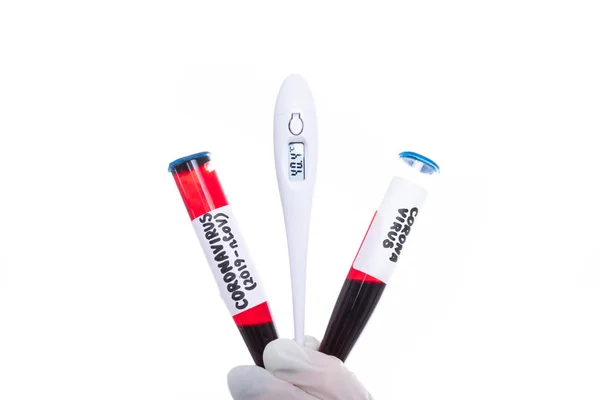Beyaz Arka Planda Kan Elektronik Termometreyle Test Tüpünün Yakın Plan — Stok fotoğraf