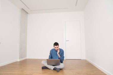 Adam evden bilgisayarın başında çalışıyor.