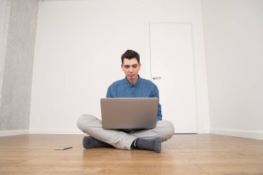 Adam evden bilgisayarın başında çalışıyor.