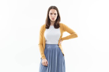 Güzel esmer, duygularını kamerada gösteriyor.