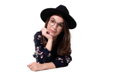 Kameraya poz veren şapkalı güzel bir kızın portresi.