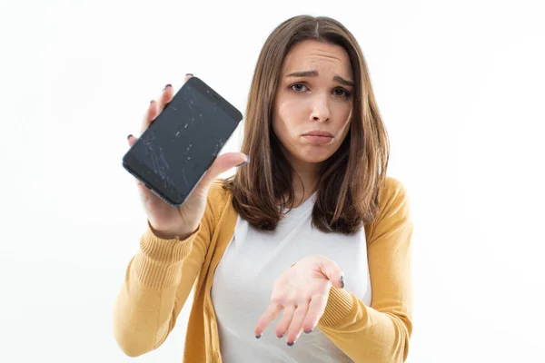 Güzel kız, bozuk telefon yüzünden üzgün.