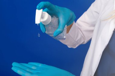 Tıbbi çözüm ile elleri dezenfekte edin.