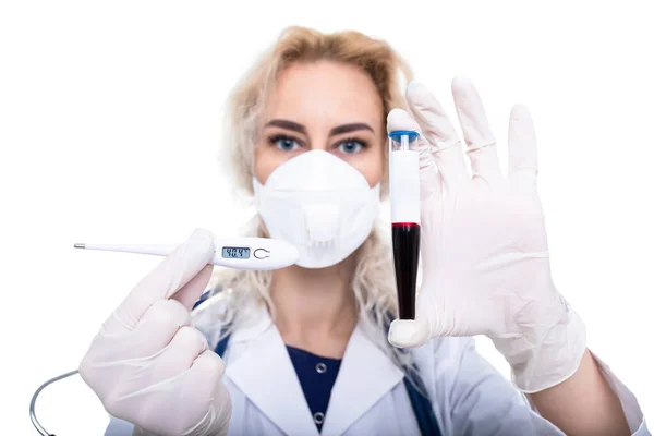 Menina Doutor Mantém Tubo Teste Com Sangue Termômetro Eletrônico Prevenção — Fotografia de Stock