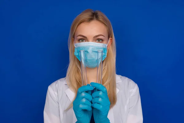 Uma Médica Uma Máscara Médica Luvas Segurando Tubos Ensaio Fundo — Fotografia de Stock