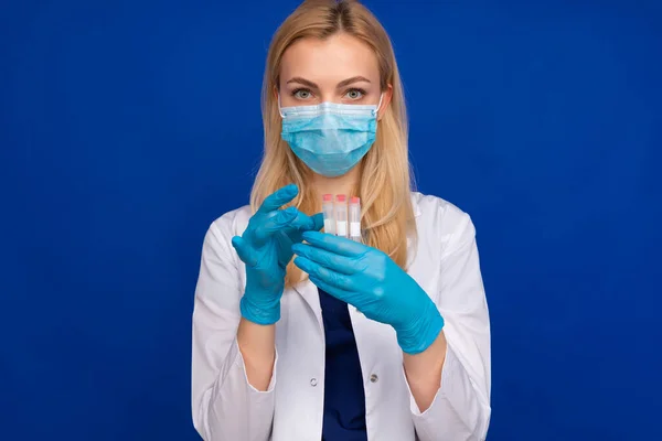 Uma Médica Uma Máscara Médica Luvas Segurando Tubos Ensaio Fundo — Fotografia de Stock