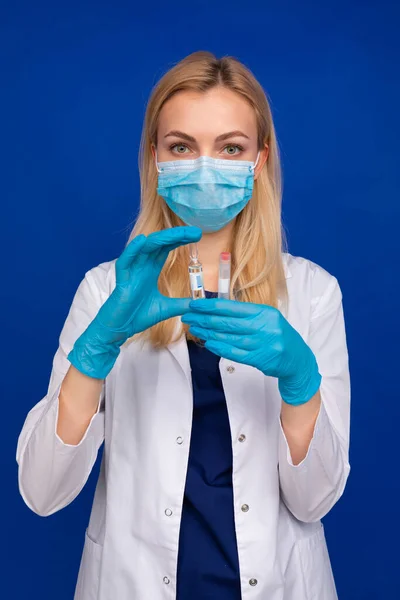 Uma Médica Uma Máscara Médica Luvas Segura Uma Ampola Com — Fotografia de Stock