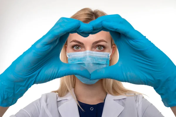 Doktor, ellerini bir kalp şeklinde katladı. Doktorlar ve hastaları anlama kavramı