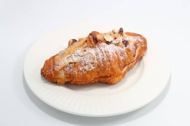 Beyaz tabakta fındıklı taze pişmiş kruvasan.