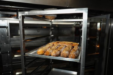 Fırında bir sürü Fransız ekmeği var.