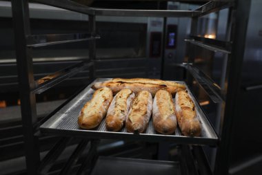 Fırında bir sürü Fransız ekmeği var.