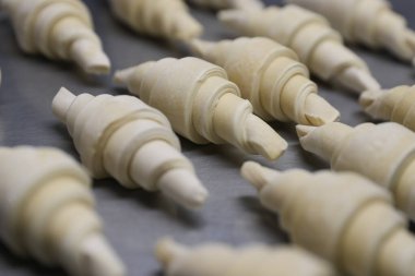 Donmuş kruvasan parçaları fırında bir fırın tepsisinde.