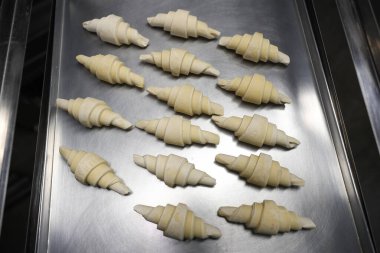 Donmuş kruvasan parçaları fırında bir fırın tepsisinde.