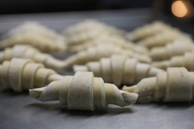 Donmuş kruvasan parçaları fırında bir fırın tepsisinde.