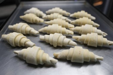 Donmuş kruvasan parçaları fırında bir fırın tepsisinde.