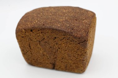 Açık arkaplanda taze siyah ekmek