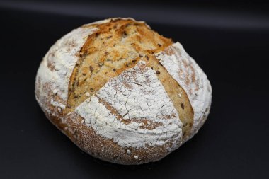 Esmer arka planda baharatlı taze ekmek.