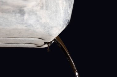 Yolcu vagonundaki eski motor yağını değiştirme işlemi. Kullanılan yağ koyu bir arka planda motordan dışarı akar